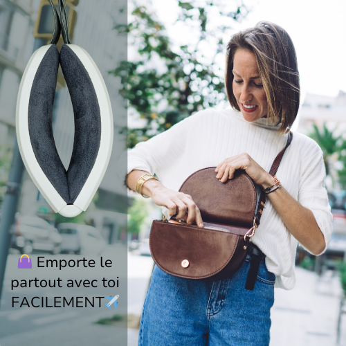 Une femme mettant le masseur oculaire ocucare dans son sac à main pour l'emporter partout avec elle.