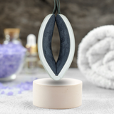 Le masque de massage des yeux sur un podium. Le masseur est plié et tenue par la sangle de réglage.