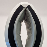 Masseur oculaire Serenity plié, compact et léger, facilement transportable et se rangeant dans un sac à main pour une relaxation où que vous soyez.