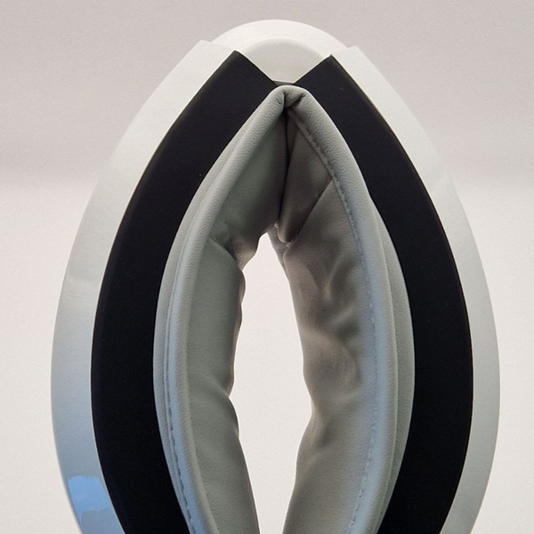 Masseur oculaire Serenity plié, compact et léger, facilement transportable et se rangeant dans un sac à main pour une relaxation où que vous soyez.