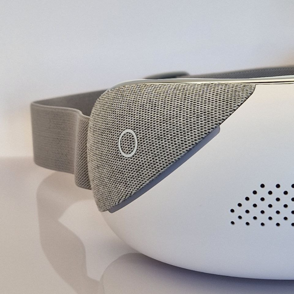 Masseur oculaire SleepMaster – Zoom sur le bouton de contrôle intuitif, conçu pour une utilisation simple et une prise en main facile, même les yeux fermés.