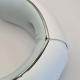 Masseur oculaire SleepMaster – Vue du dessus avec ligne argentée élégante, alliant design raffiné et finition haut de gamme.