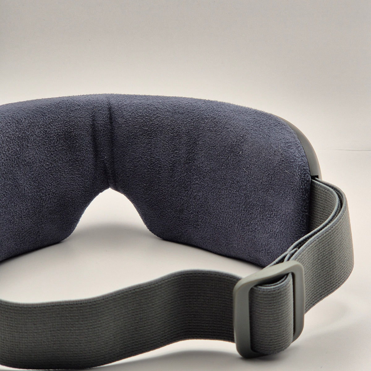 Vue arrière du masseur oculaire ULTIMATE, mettant en avant le tissu microfibre doux et confortable pour un contact agréable sur la peau.