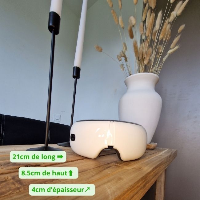 Le masseur oculaire ULTIMATE avec ses dimensions précises, conçu pour un ajustement parfait et une expérience de relaxation optimale pour les yeux et le visage. 21cm de long, 8,5cm de hauteur et 4cm d'épaisseur.