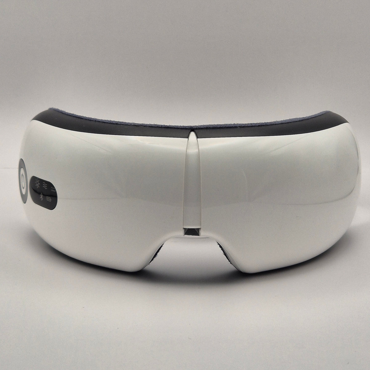 Vue de face du masseur oculaire ULTIMATE déplié, conçu pour offrir un confort optimal avec ses caractéristiques ergonomiques et ses fonctions de relaxation.